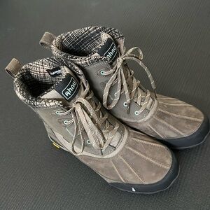 Women’s Ahnu Hiking Boots Size 9